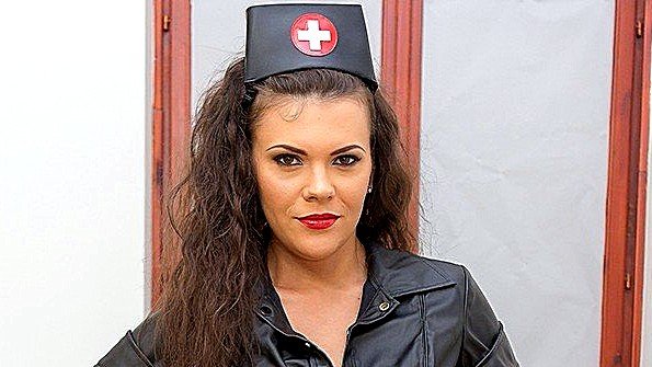 Чернокожая женщина занимается сексом с мужчиной ради удовольствия