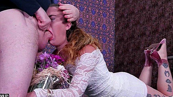 Этот чувак наряжает эту сучку и жестоко связывает её