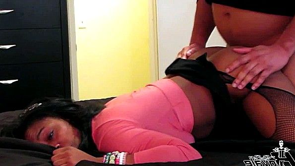 Кокетливая брюнетка неожиданно проявляет к парню свою страсть