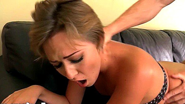 Девушка демонстрирует мастерство в сексе