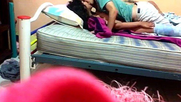 Жена наслаждается двойным проникновением с эякуляцией