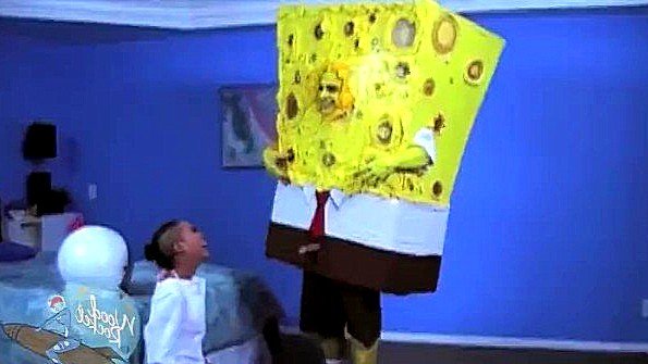 Он порвал купальник и начал заниматься сексом