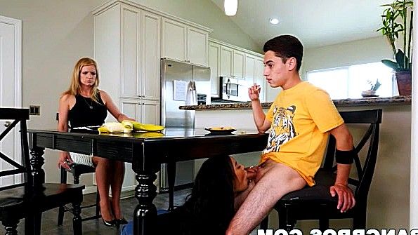 Небритая киска получает черный член