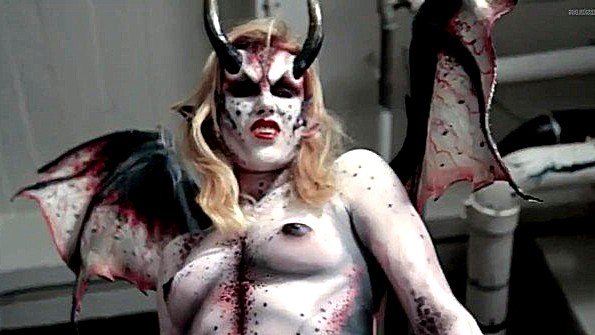 Он уложил рабыню на пол и начал стимулировать её вагину