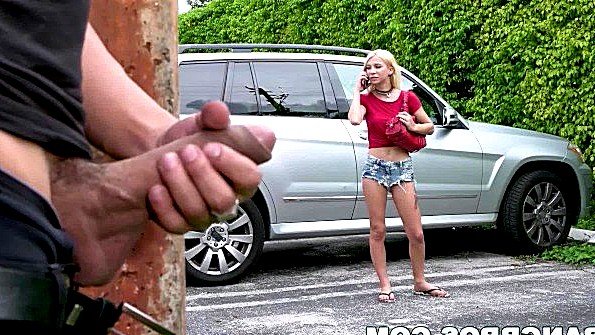 Молодые девушки проходят кастинг через сцены сексуального характера