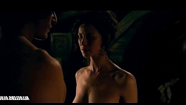 Она вставляет пальцы во влажную вагину