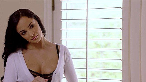 Распутная блондинка заставляет парня заняться с ней сексом