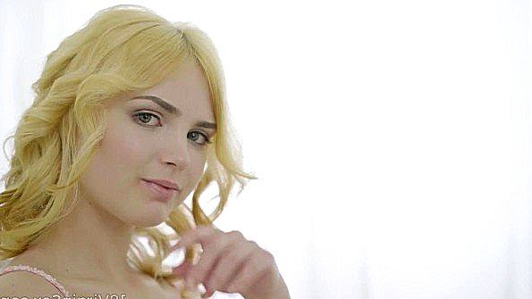 Возбужденная мать занимается сексом со своим сыном на глазах у подруги