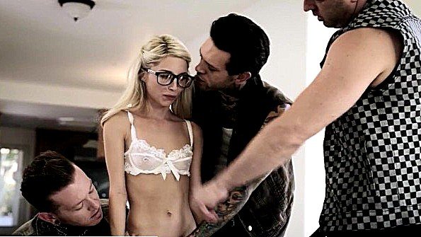 Чернокожая женщина помогает блондинке мастурбировать мужчину