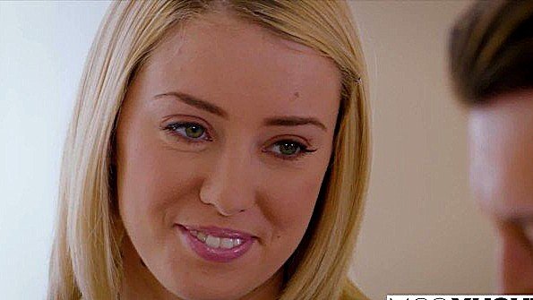 Девушка радует парня своей пышной попой