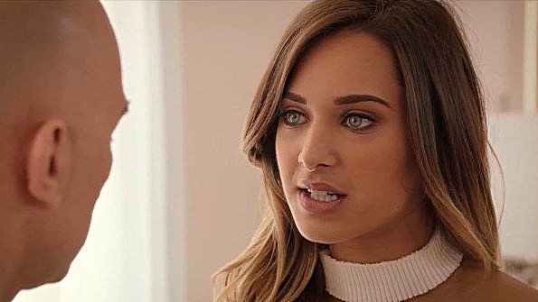 Медсестра демонстрирует правильную мастурбацию на вечеринке