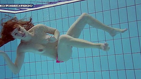 Мужчина занимается сексом с чернокожей женщиной в экстремальных позах