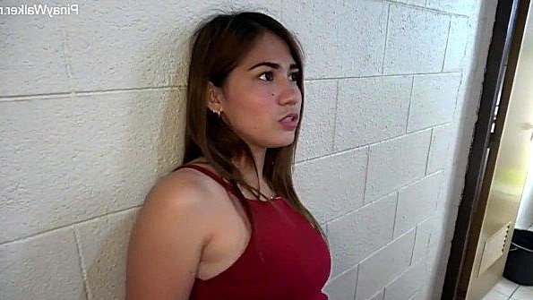 Возбужденная жена мастурбирует на стеклянном столе