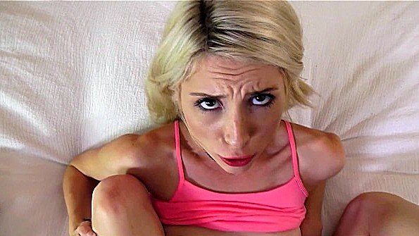 Две девушки публично трогают друг друга на улице