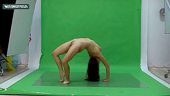 Позирует перед парнем в бикини, что приводит к сексу