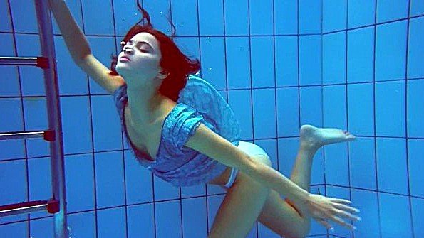 Мускулистый парень грубо насилует девушку