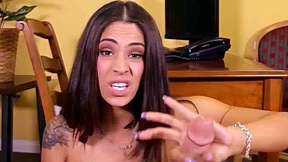 Она сняла свое соблазнительное платье и занялась сексом с чернокожим мужчиной