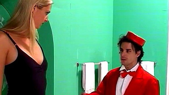 Она вызывающе разделась в постели и готова к мастурбации