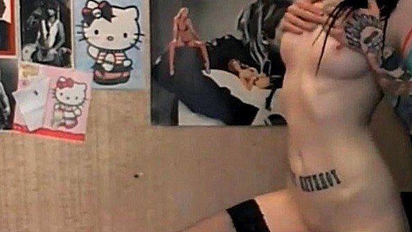 Девушка занимается сексом в надувном бассейне