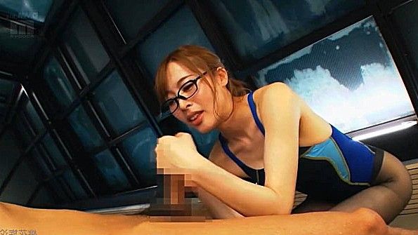 Она сняла трусики и начала ласкать свою вагину пальцами