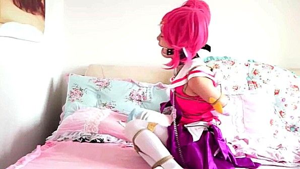 Сара Снук в эротической сцене из фильма