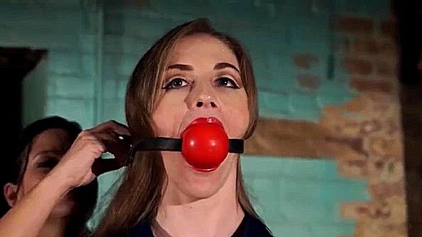 Немецкая женщина лежит на кровати и трогает себя