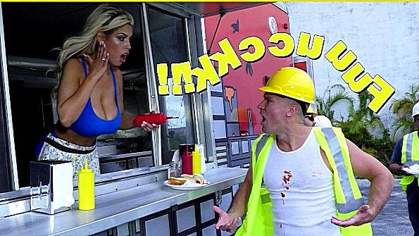 Возбужденная чернокожая женщина ищет большой пенис