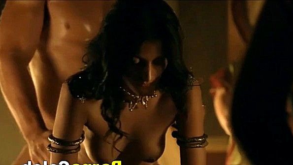 Сын занимается сексом с матерью на кухне