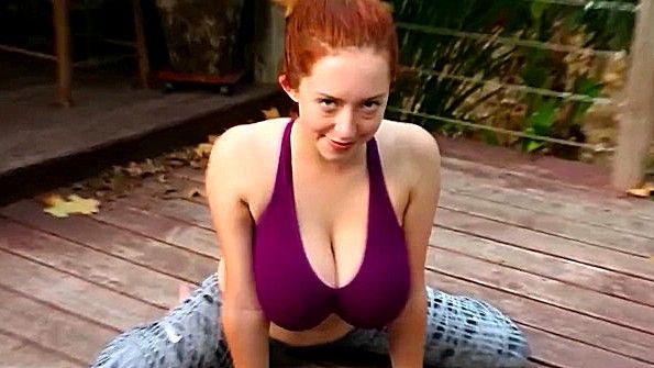 Молодая шлюха получает жесткий трах в постели