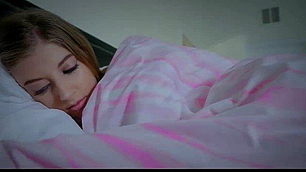 Она устроилась на лестнице в доме, чтобы получить грязный минет