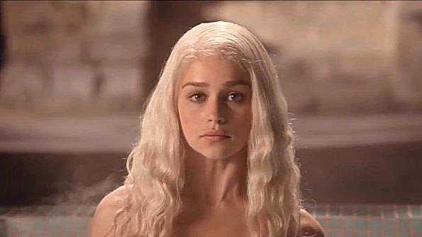 Девушка легла в постель и начала ласкать себя