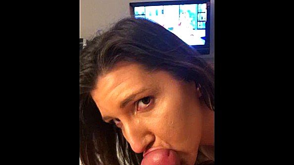 Красивая чернокожая женщина с большой попой мастурбирует