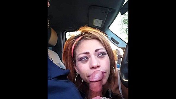 Отец вставляет что-то в вагину дочери