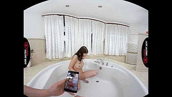 Гламурные девушки занимаются сексом с парнем в ванной