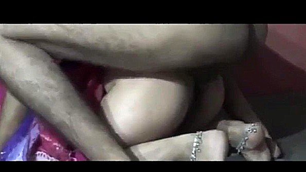 Зрелая женщина грубо вставляет фаллоимитатор в своего друга