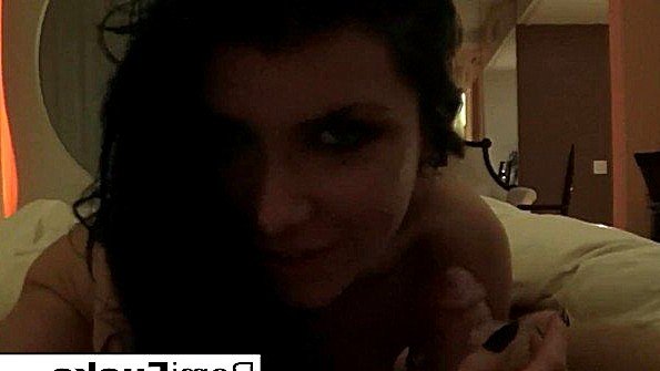 Распутная девчонка сосет член и хочет трахаться