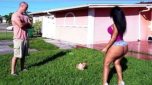 Азиатская красавица демонстрирует ухоженную фигуру