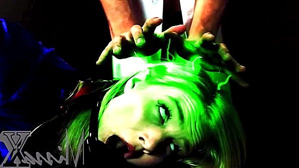 Горячая блондинка играет со своей вагиной