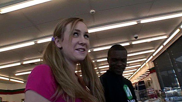 Две женщины ласкают небритую вагину