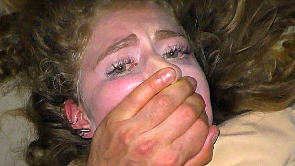 Азиатская девушка занимается сексом через отверстие в стене