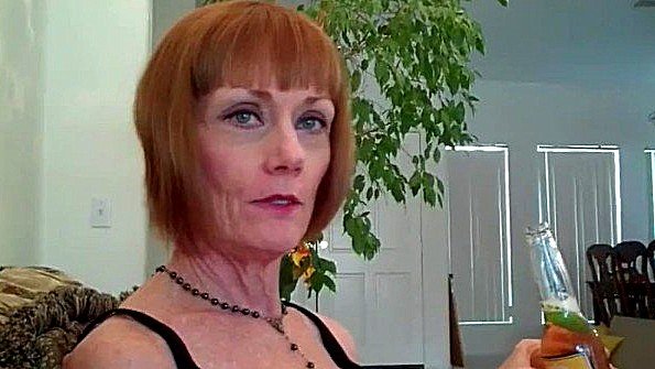 Мать жадно трахает своего сына до оргазма