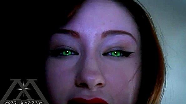 Молодая шлюха получает жесткий трах и кончает