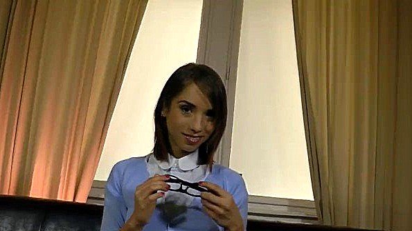 Большая группа женщин участвует в бурной оргии