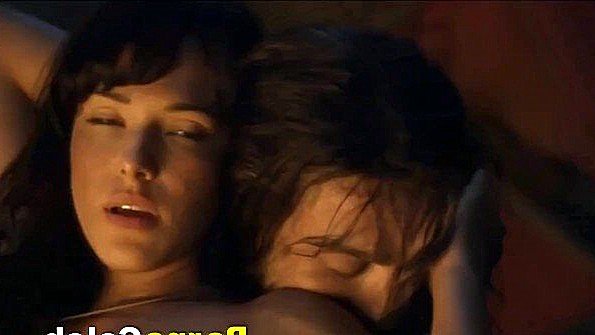 Шлюха будет ласкать пизду и кончать