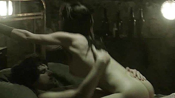 Горячий анальный секс в офисе с гостьей