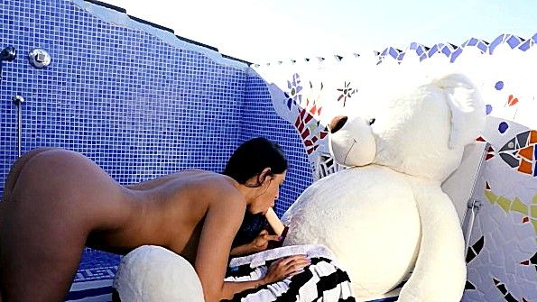 Она схватила его за член в машине и трахнула его прямо там