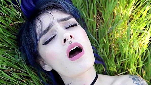 Пожилая женщина в прозрачном нижнем белье ищет проникновения