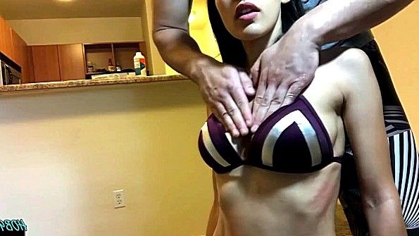 Женщины закидывают ноги за голову в пикантной позе