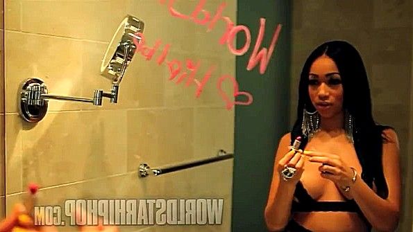 В колготках и позволяю тебе кончить на грудь