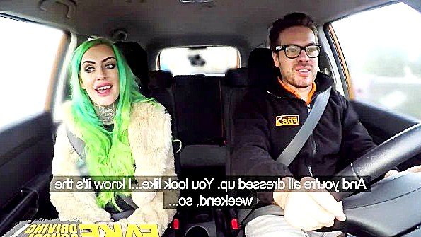 Парень занимается сексом с двумя девушками перед веб-камерой